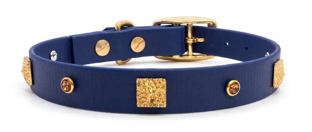 Collare blu navy con borchie quadrate dorate e cristalli ambra