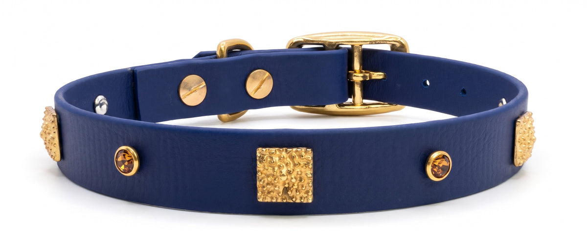 Collare blu navy con borchie quadrate dorate e cristalli ambra